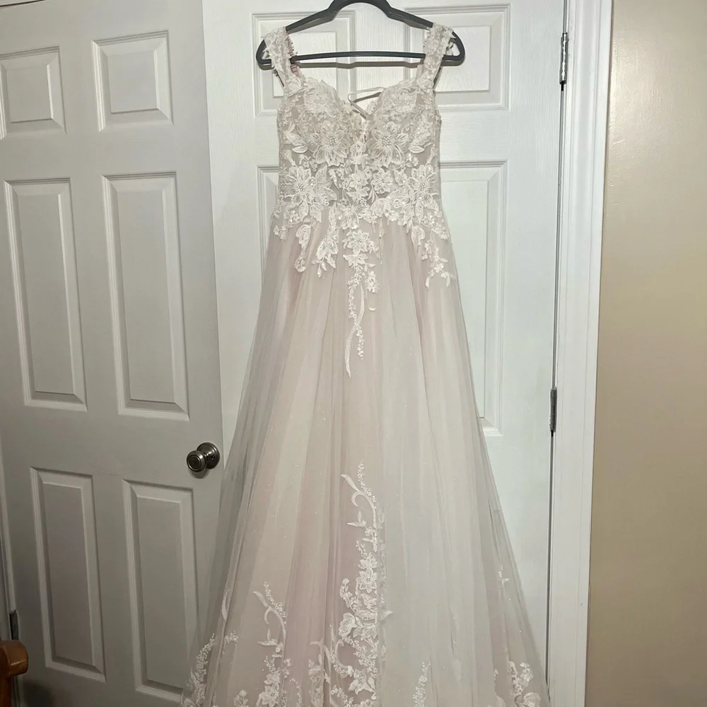 A contemporary white lace and tulle wedding dress with - Picture 2 of 14